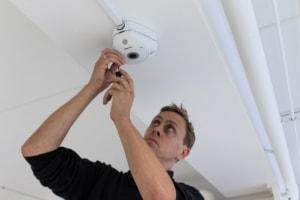 Montering af alarm og videoovervågning